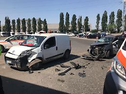 Scontro tra auto e furgone, tre feriti