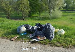 Incivili al canale, sacchi di rifiuti dopo il picnic