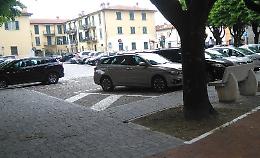 Colpi e danni sulle auto posteggiate