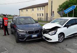 Tre auto si scontrano: tragedia sfiorata, sette contusi