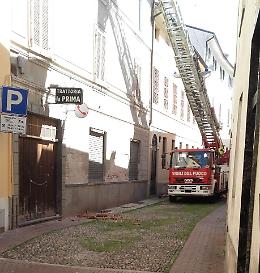 Crollo di calcinacci in via Cavitelli, nessun ferito