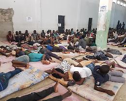 Migranti in via Italia, "Situazione fuori controllo"