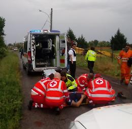 Escavatore si ribalta, ferito un 45enne