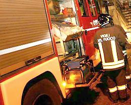 Va a fuoco un cestino. Panico in negozio: due feriti