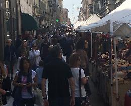 Mercato Europeo, tazzine lanciate da una finestra