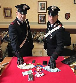 Preso mentre consegna due dosi di cocaina
