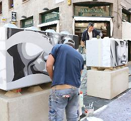 I ritratti dei Nobel per la pace sui ‘blocchi’ anti-terrorismo
