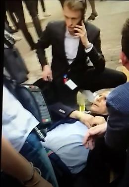FOTOGALLERY - Treno in sosta, controllore aggredito