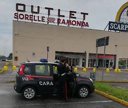 Rubano abiti e li nascondono in un passeggino, due denunciati
