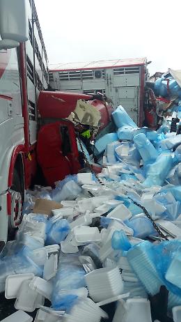 Le foto dell'incidente in autostrada