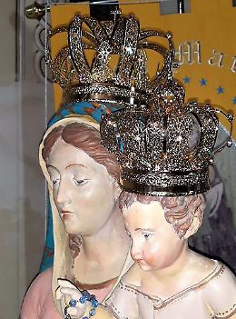 Maria e Gesù incoronati grazie al dono dei fedeli
