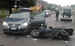 Esce dal lavoro, centrato da un'auto: ferito scooterista
