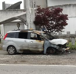 Auto a fuoco nella notte, vigili del fuoco in azione