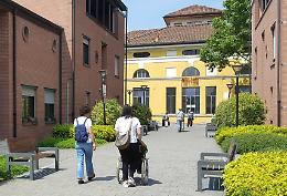 Protesta per l'odore di fogna nel reparto 
