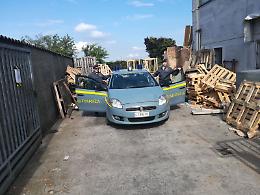 Manodopera in nero, materiale contraffatto e discarica abusiva: sequestrato un capannone e un'area di 1500 mq