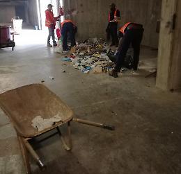 Via Legione Ceccopieri, sgomberati da rifiuti ingombranti garage e cantine