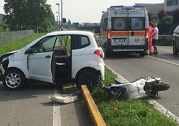 Auto contro scooter, due feriti