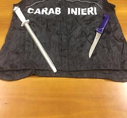 E' ubriaco e affronta gli studenti con il coltello, denunciato