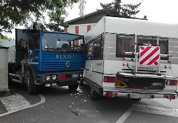 Scontro tra camion e camper, ferito un 44enne