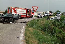 Tremendo scontro frontale, muore una donna 80enne