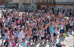 Piazza di pace con 'monito' del don