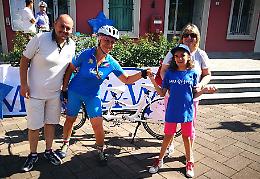 In bici con Aurora, hugbike donata dall'associazione Make a wish
