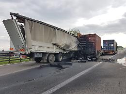Schianto fra tre camion, due feriti