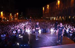 A StraDeejay  Mina in versione dance, la piazza trattiene il fiato