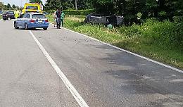 Gasolio sull'asfalto, 23enne esce di strada con l'auto