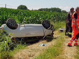 Si ribalta con l'auto, ferite gravi per una 38enne