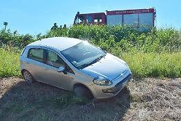 Per evitare un'auto vola giù dall'argine