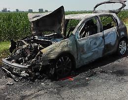 Incidente, auto prende fuoco: paura per un 19enne