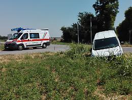 Scontro sulla provinciale, 18enne ferita