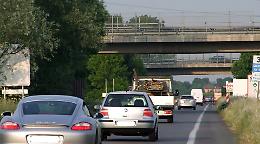 Sfida tra auto in tangenziale, nei guai due 20enni