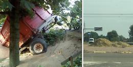 Un rimorchio in giardino e fieno sulla strada