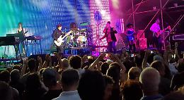 Simple Minds, gli anni Ottanta travolgono la piazza