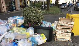 Inciviltà e degrado, quintali di rifiuti in pieno centro