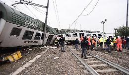 Treno deragliato, spunta un buco tra due parti di rotaia