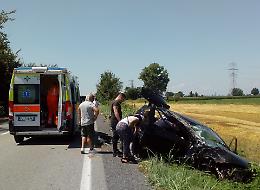 Invasione di corsia, tre auto fuoristrada e quattro feriti