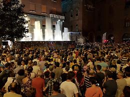 Giochi d’acqua e fuoco: in piazza  ‘danzano’ le fontane