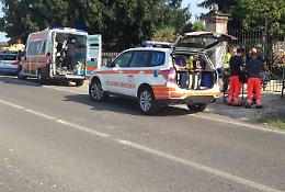 Uscita di strada con l'auto, due feriti all'ospedale