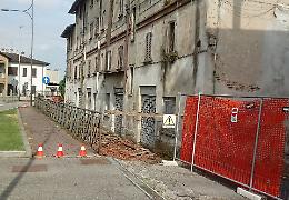 Giù il cornicione dello stabile di via Garibaldi: nessun ferito