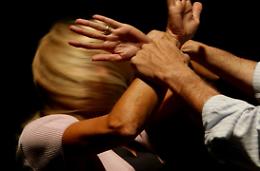 Marito violento, scatta la misura: 'fuori da casa' e divieto di avvicinarsi alla moglie