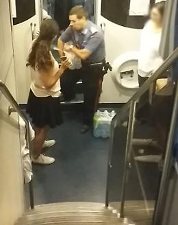 Treno fermo per ore in campagna, i Cc portano acqua ai passeggeri bloccati