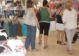 Saldi, luglio tra luci e ombre. Preoccupazione tra i commercianti