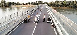 Il ponte desolato diventa il set di un videoclip
