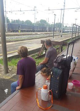 Tanti aiuti da privati e Comune, ma vivono in stazione