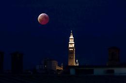 La luna e Marte vestiti di rosso