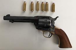 Fermato per un controllo, dallo zainetto spunta una Jager Frontier 44 magnum