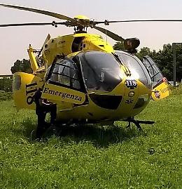 Cade con la moto in pista, grave centauro 20enne